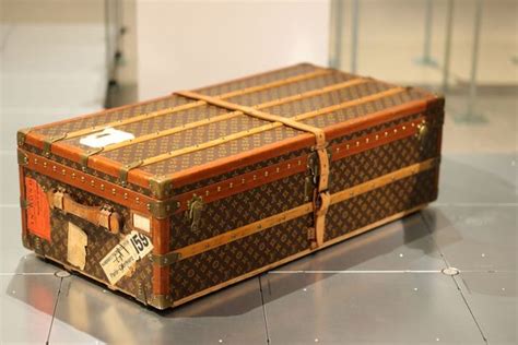 broches louis vuitton|Louis Vuitton trunk diamond.